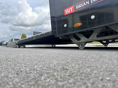 Brian James Race Transporter 7 Autotransporter geschlossen