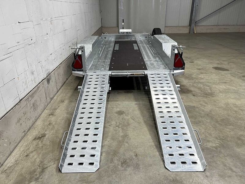 Brian James Cargo Digger Plant 2 Maschinentransporter
