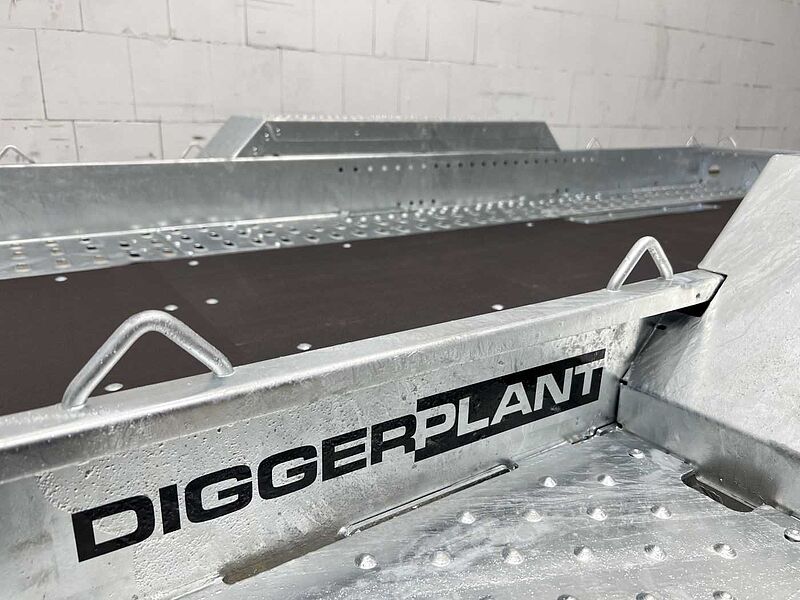 Brian James Cargo Digger Plant 2 Maschinentransporter
