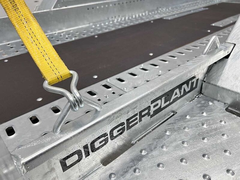 Brian James Cargo Digger Plant 2 Maschinentransporter