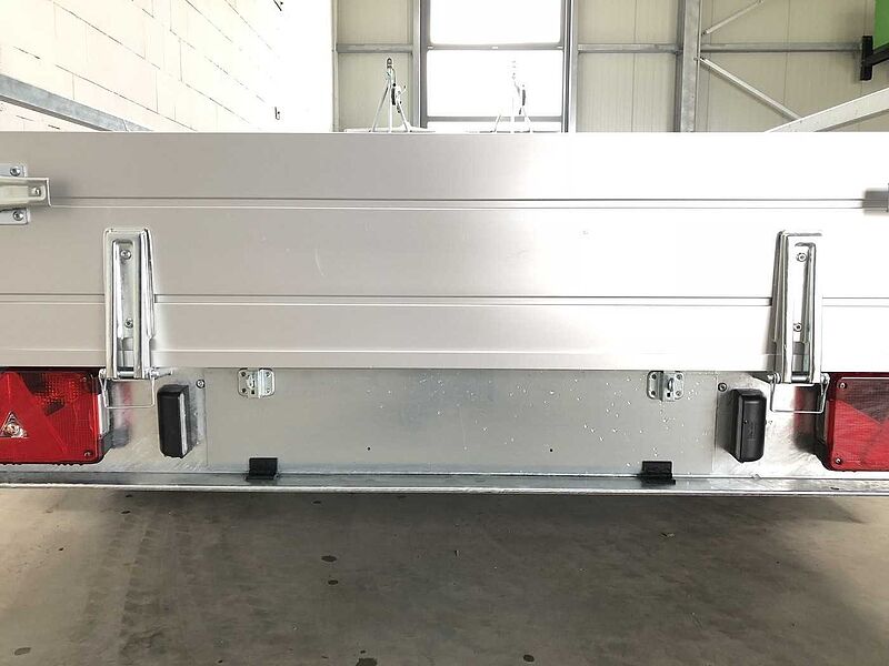 Saris McAlu Pro 305 153 2000 2 Ramp Kastenanhänger geb