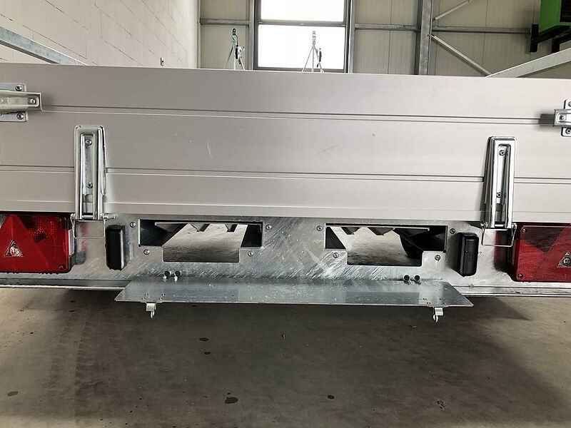 Saris McAlu Pro 305 153 2000 2 Ramp Kastenanhänger geb
