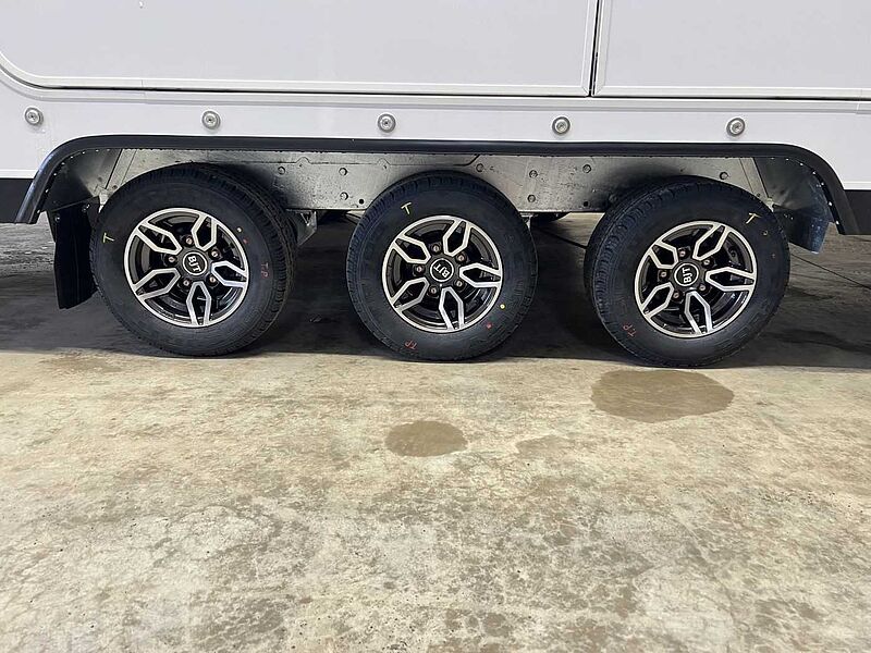 Brian James Race Transporter 7 Autotransporter geschlossen