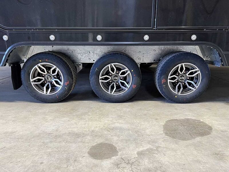 Brian James Race Transporter 7 Autotransporter geschlossen