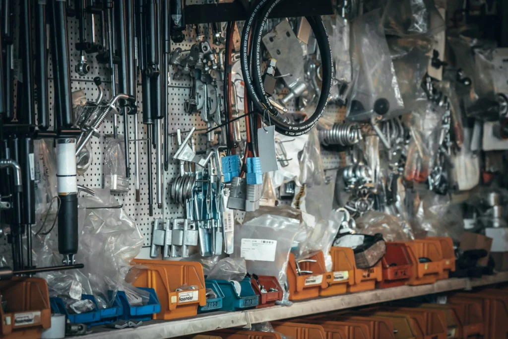 Sortiertes Anhängerzubehör an einer Werkzeugwand – umfangreiche Auswahl an Zubehörteilen für Funktion, Sicherheit und Komfort von Anhängern