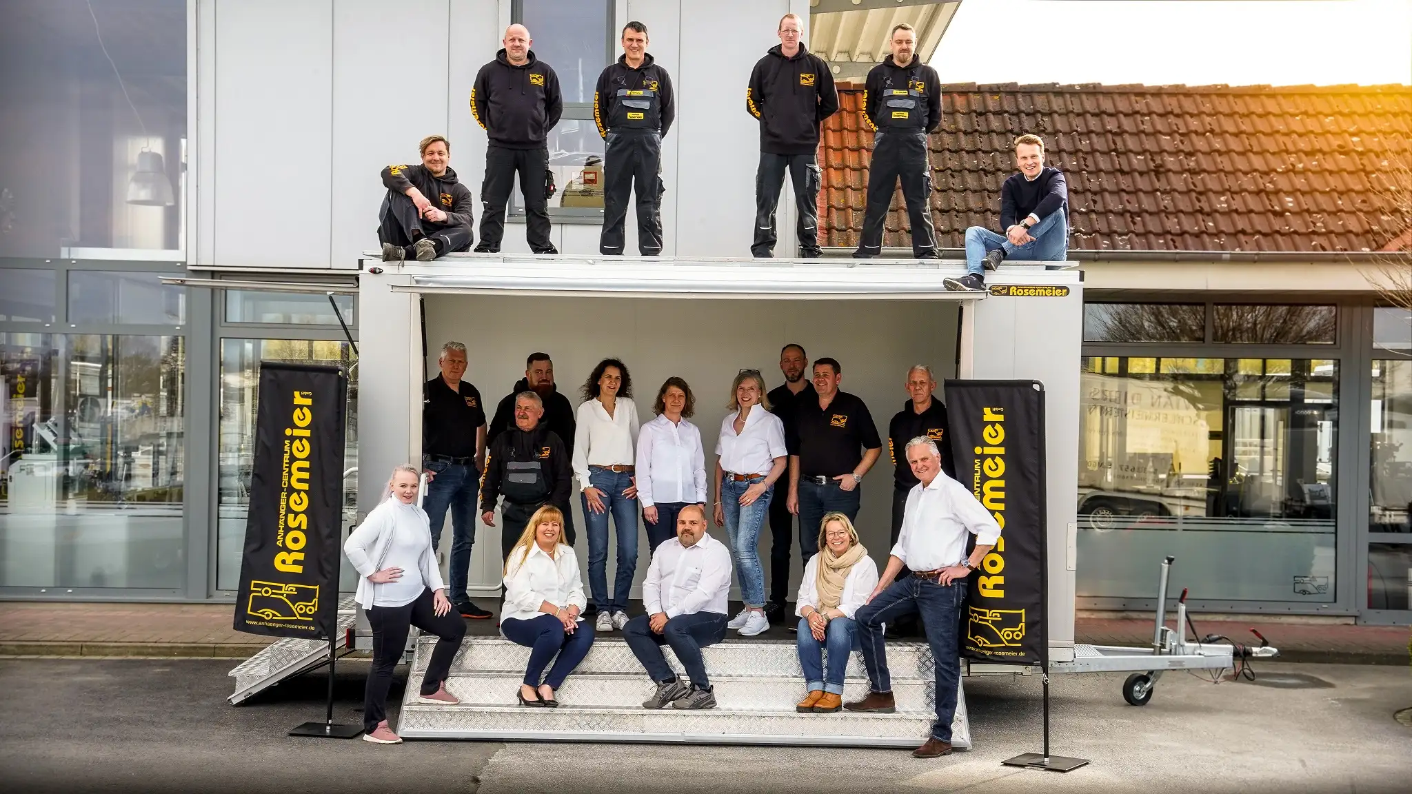 Team vom Anhänger-Centrum Rosemeier vor dem Standort (Gruppenfoto)
