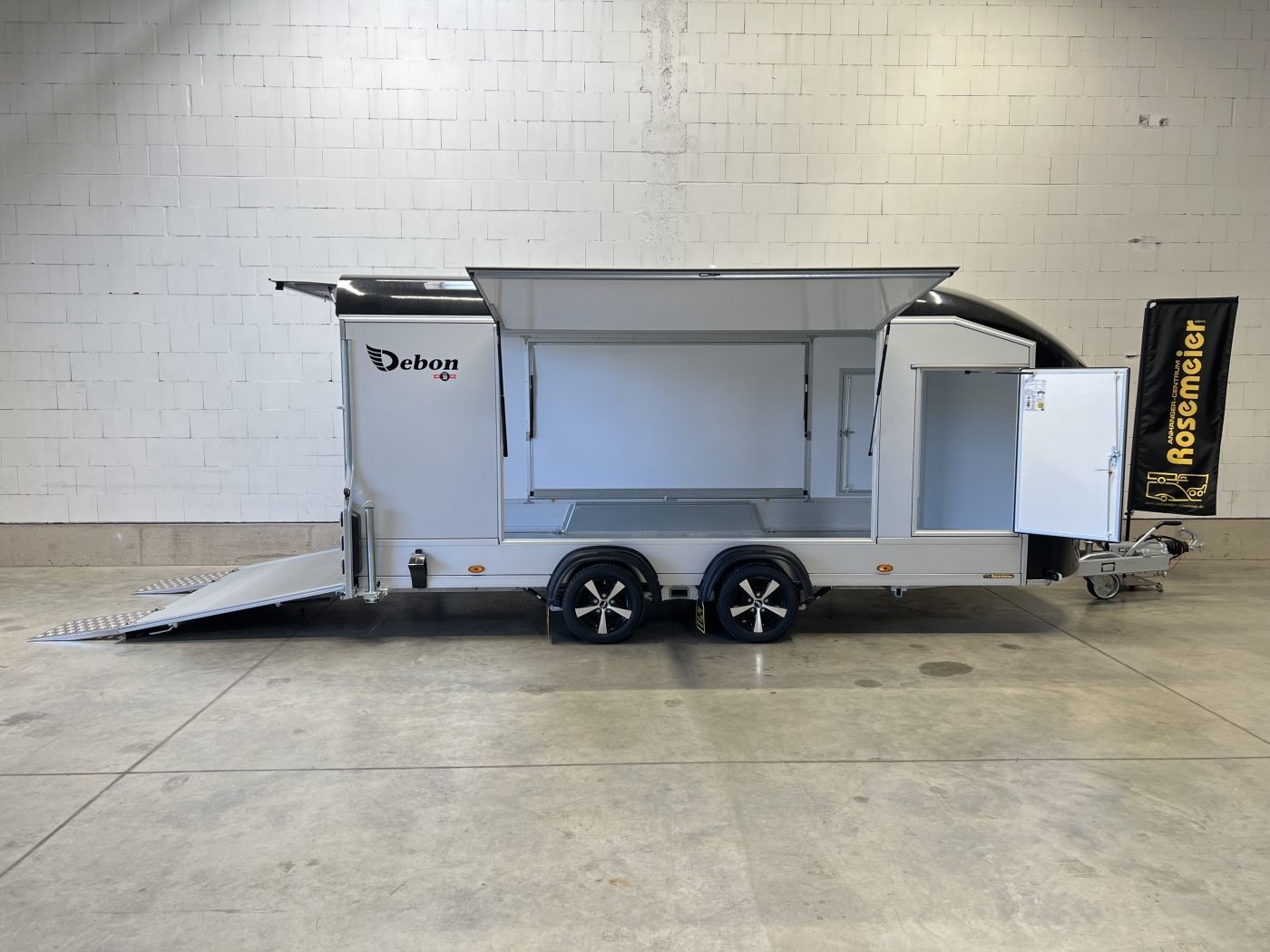 Autotransporter von Debon mit Klappe und Rampe – mobiler Autotransporter oder Transportlösung für Profis.