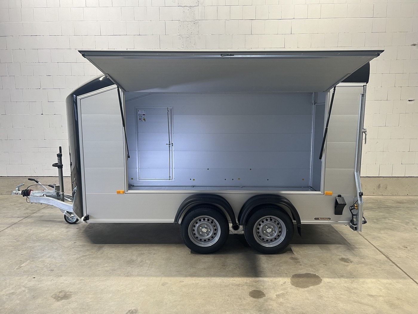 Geräumiger Tandem-Kofferanhänger mit Seitenklappe – perfekt für den gewerblichen Einsatz und mobile Verkaufsstände.