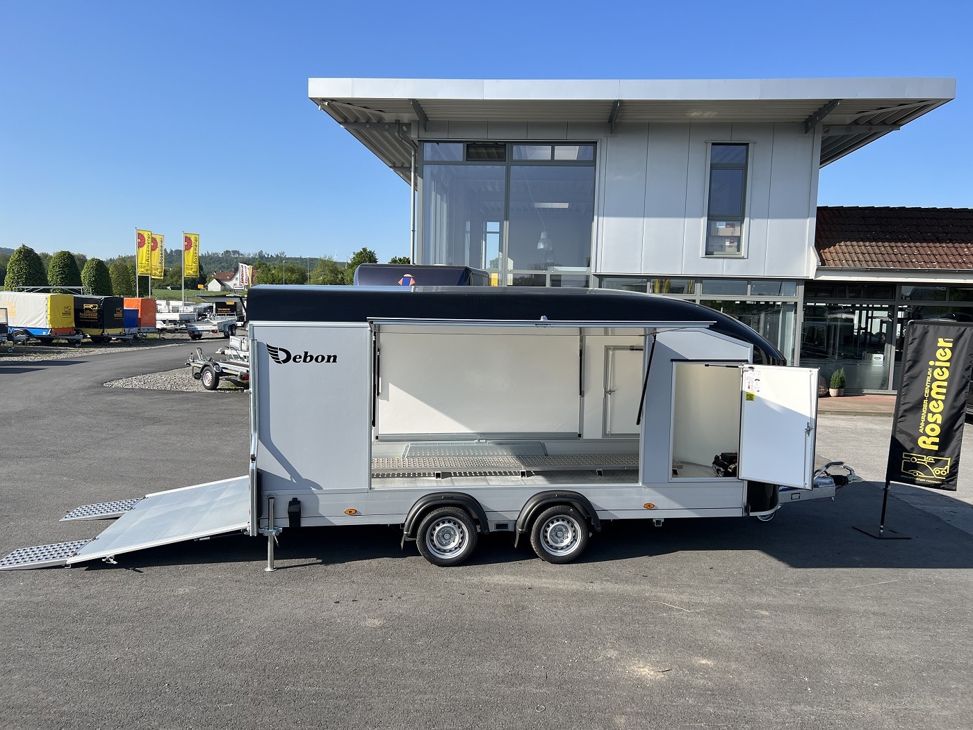 Moderner Autotransporter von Debon mit Auffahrrampe – ideal für sicheren Fahrzeugtransport, erhältlich bei Anhänger Rosemeier.