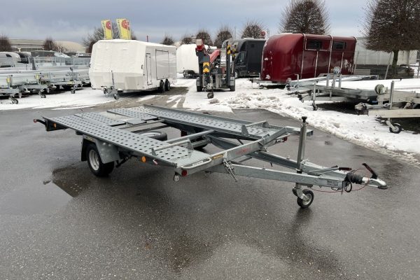 Autotransporter mit gelochter Plattform – optimale Lösung für PKW- oder Maschinenverladung.