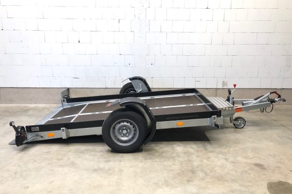 Absenkanhänger mit niedriger Ladehöhe – ideal für Motorräder, Gartengeräte oder Maschinen.