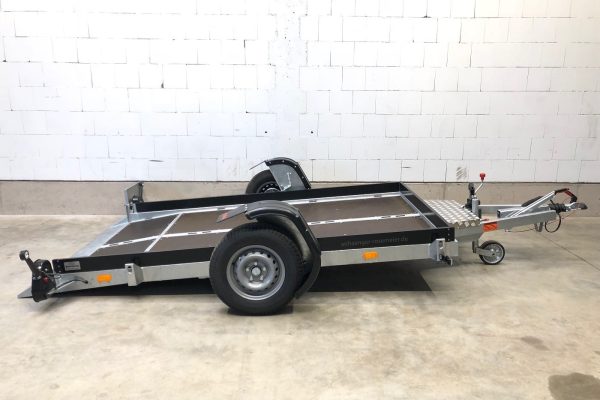 Absenkanhänger mit niedriger Ladehöhe – ideal für Motorräder, Gartengeräte oder Maschinen.