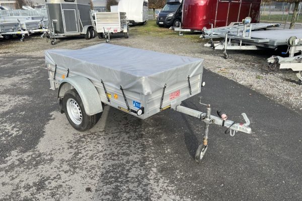 Kastenanhänger mit Plane – kompakte Transportlösung für Privat und Gewerbe.