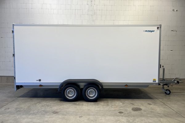 Geräumiger Kofferanhänger mit Doppelachse – sicherer und wettergeschützter Transportanhänger.