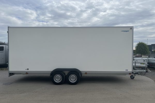 WM Meyer Kofferanhänger mit großer Ladefläche – ideal für Transporte mit hohem Platzbedarf.