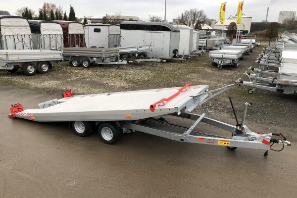 Robuster Autotransporter mit Absenkfunktion – professioneller Anhänger für den PKW-Transport.