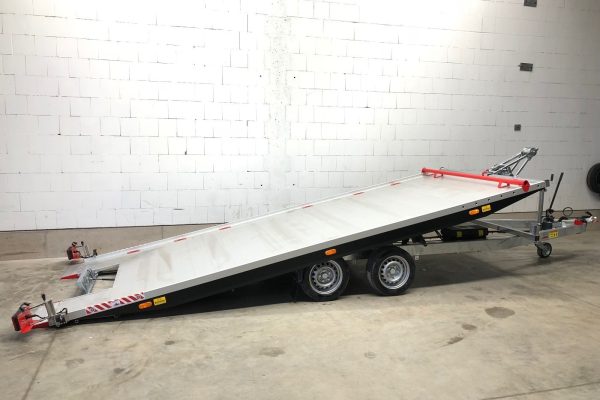 Autotransporter mit kippbarer Plattform – ideal für bequemes und sicheres Verladen von Fahrzeugen.