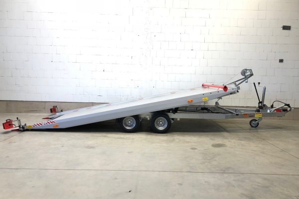 Autotransporter mit kippbarer Plattform und Seilwinde – komfortables Beladen von Fahrzeugen ohne Auffahrrampen.