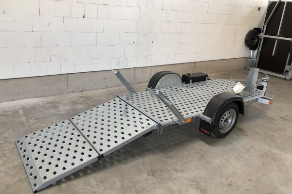 Einachsiger Motorradanhänger mit Auffahrrampe – ideal für Motorradtransporte und sichere Befestigung.