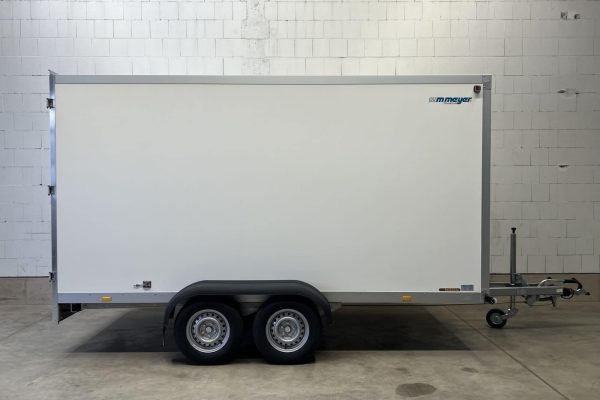 Geschlossener Kofferanhänger von WM Meyer – zuverlässig, robust und vielseitig einsetzbar.