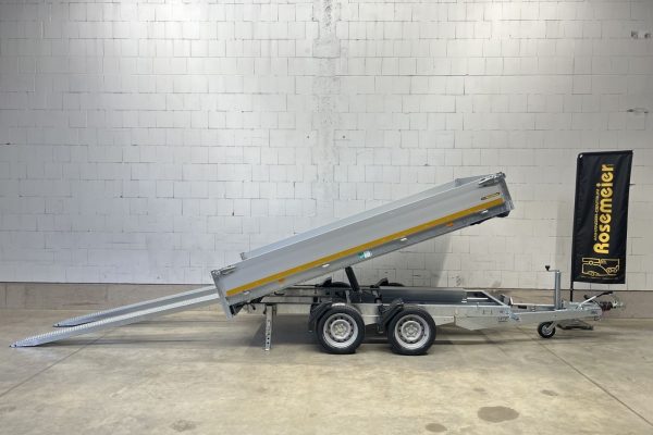 Rückwertskipper mit Auffahrrampen – ideal für Baumaschinen und Material.