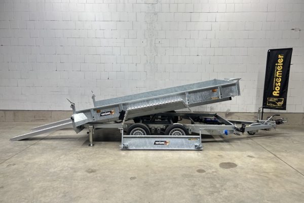 Hydraulisch Maschinentransporter – effizient für Entladung von Schüttgut.