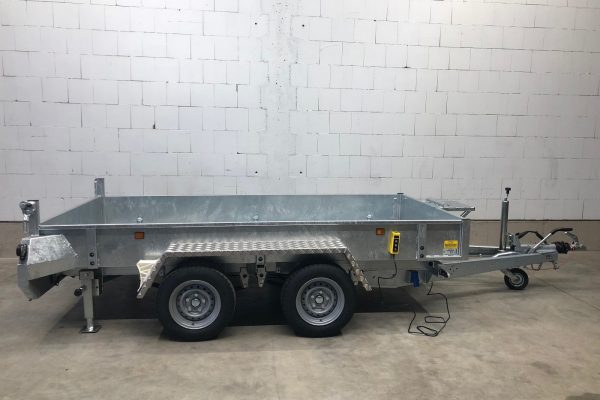 Stabiler Maschinentransporter aus verzinktem Stahl – perfekter Baustellenanhänger für Schüttgut und Maschinentransporter.