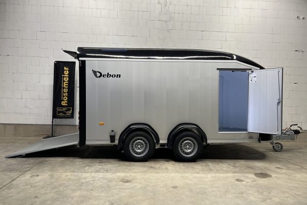Geräumiger Kofferanhänger mit Doppeltür und Rampe – ideal für professionelle Transporte.
