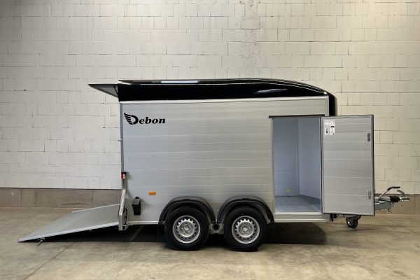 Doppelachsiger Debon Kofferanhänger – zuverlässiger Transportanhänger für Handwerk und Gewerbe.