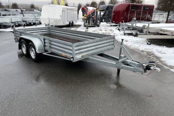 Kastenanhänger für schwere Lasten – ideal für den Einsatz im Garten- und Landschaftsbau.