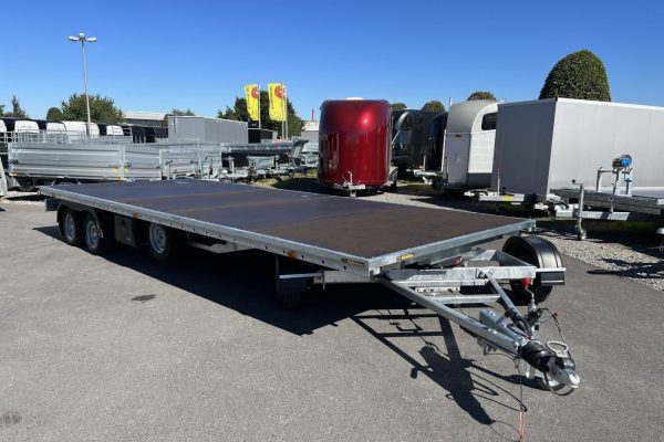 Robuster Drehschemelanhänger mit Dreiachs-Fahrgestell – ideal für den Transport sperriger Güter bei Anhänger Rosemeier.