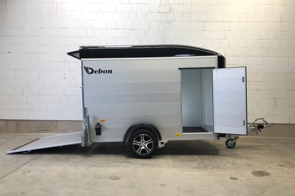Kompakter Kofferanhänger von Debon mit Rampe – ideal für sicheren Transport und geschützte Ladung bei jedem Wetter.