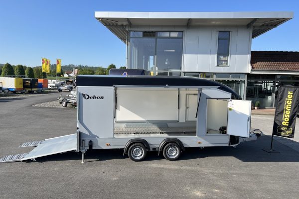 Moderner Autotransporter von Debon mit Auffahrrampe – ideal für sicheren Fahrzeugtransport, erhältlich bei Anhänger Rosemeier.